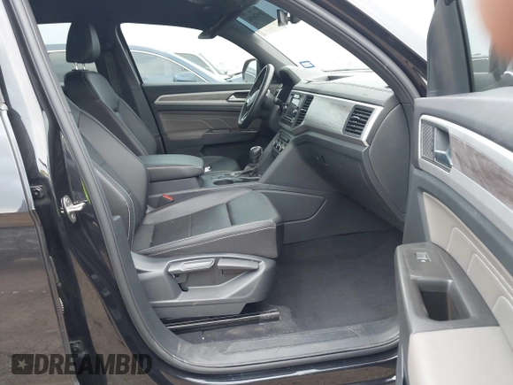 2023 Volkswagen Atlas SE z VIN 1V2DC2CA3PC208888, wystawiony jako IAAI lot #41926114 z przebiegiem 36 645 mil mil oraz . Historia ofert i sprzedaży dostępna na DreamBid. Obrazek 5.