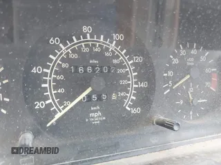 1987 Mercedes-Benz 300 with VIN WDBEA30DXHA466708, listed as a IAAI auction lot 41518078 with 166,202 mi miles. Bid and sale history available at carsss.com. Image 7.