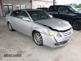 2005 Toyota Avalon XL z VIN 4T1BK36B25U009727, wystawiony jako IAAI lot #42273206 z przebiegiem Nie podano mil oraz . Historia ofert i sprzedaży dostępna na DreamBid. Obrazek 1.