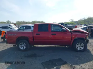 2008 Dodge Dakota z VIN 1D7HW38K48S522497, wystawiony jako IAAI lot #42104761 z przebiegiem 244 129 mil mil oraz . Historia ofert i sprzedaży dostępna na DreamBid. Obrazek 13.