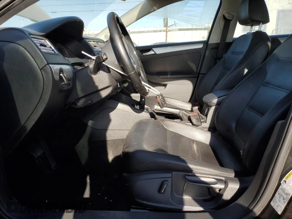 2014 Volkswagen Jetta SE z VIN 3VWD17AJXEM374051, wystawiony jako Copart lot #50261485 z przebiegiem 138 282 mil mil oraz Szkoda całkowita • Salvage title. Historia ofert i sprzedaży dostępna na DreamBid. Obrazek 7.