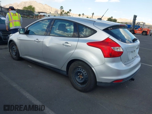 2014 Ford Focus SE z VIN 1FADP3K27EL113632, wystawiony jako IAAI lot #42271518 z przebiegiem 111 687 mil mil oraz . Historia ofert i sprzedaży dostępna na DreamBid. Obrazek 3.