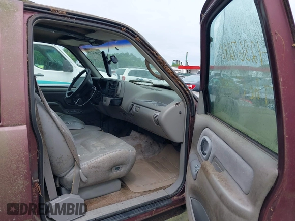 1996 Chevrolet Suburban z VIN 1GNFK16R8TJ397396, wystawiony jako IAAI lot #42367280 z przebiegiem 287 980 mil mil oraz . Historia ofert i sprzedaży dostępna na DreamBid. Obrazek 5.