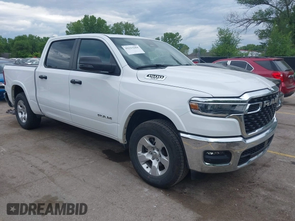 2025 Ram 1500 Big Horn z VIN 1C6SRFFP4SN562194, wystawiony jako IAAI lot #42213184 z przebiegiem 25 704 mil mil oraz . Historia ofert i sprzedaży dostępna na DreamBid. Obrazek 1.