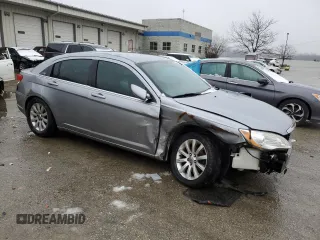 2013 Chrysler 200 Touring z VIN 1C3CCBBB2DN688904, wystawiony jako Copart lot #44463585 z przebiegiem 123 940 mil mil oraz Szkoda całkowita • Salvage title. Historia ofert i sprzedaży dostępna na DreamBid. Obrazek 4.