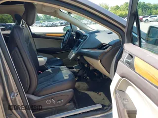 2017 Lincoln MKC Select with VIN 5LMCJ2D9XHUL46424, listed as a IAAI auction lot 42363939 with Not provided miles and . Bid and sale history available at DreamBid. Image 5.
