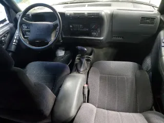 1997 Chevrolet Blazer LS z VIN 1GNDT13W7V2236355, wystawiony jako Copart lot #57983265 z przebiegiem Nie podano mil oraz Nie do naprawy • Non repairable. Historia ofert i sprzedaży dostępna na DreamBid. Obrazek 8.