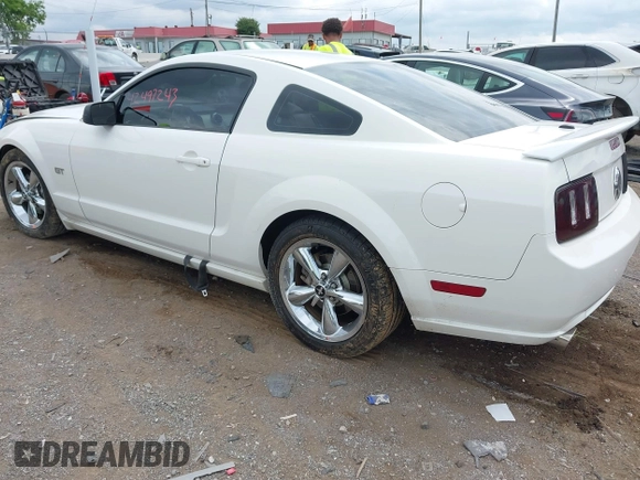 2008 Ford Mustang GT Deluxe с VIN 1ZVHT82H185196893, выставлен на аукционе IAAI как лот 42497243 с пробегом Не указан миль и . История ставок и продаж доступна на DreamBid. Изображение 3.