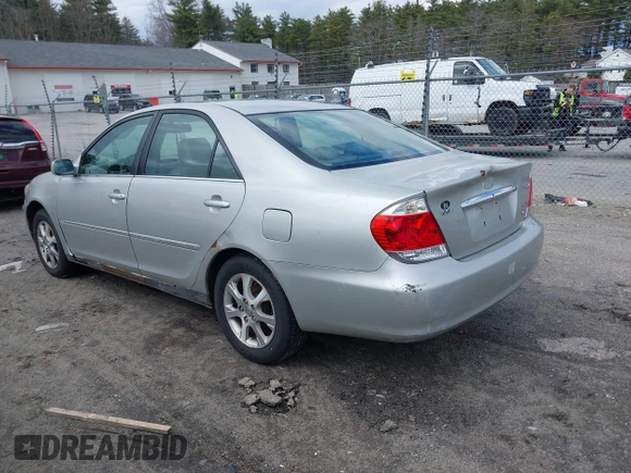 2006 Toyota Camry LE z VIN 4T1BF30K96U119883, wystawiony jako IAAI lot #41858665 z przebiegiem 228 340 mil mil oraz . Historia ofert i sprzedaży dostępna na DreamBid. Obrazek 3.