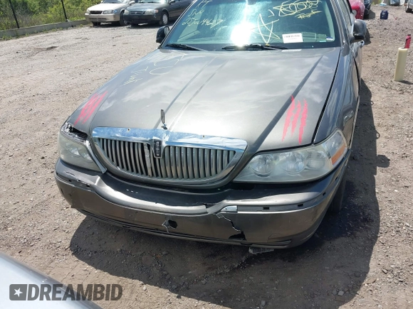 2004 Lincoln Town Car Signature z VIN 1LNHM81W74Y652349, wystawiony jako IAAI lot #42297969 z przebiegiem Nie podano mil oraz . Historia ofert i sprzedaży dostępna na DreamBid. Obrazek 6.