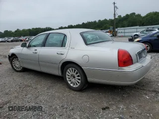 2003 Lincoln Town Car Executive z VIN 1LNHM81W93Y630917, wystawiony jako Copart lot #58377215 z przebiegiem 202 486 mil mil oraz Szkoda całkowita • Salvage title. Historia ofert i sprzedaży dostępna na DreamBid. Obrazek 2.