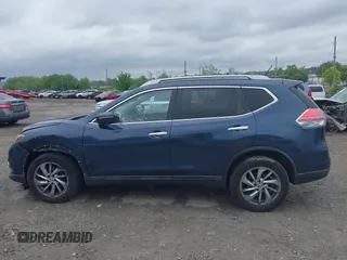 2015 Nissan Rogue SV z VIN 5N1AT2MV0FC782400, wystawiony jako IAAI lot #42253214 z przebiegiem 162 803 mil mil oraz . Historia ofert i sprzedaży dostępna na DreamBid. Obrazek 15.