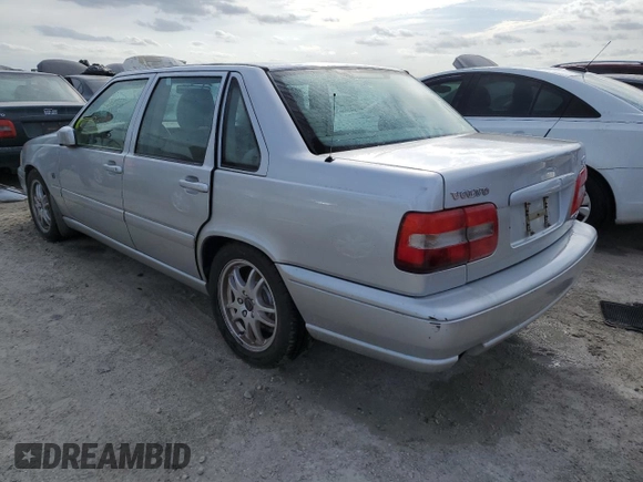 2000 Volvo S70 z VIN YV1LS56DXY2671099, wystawiony jako Copart lot #75080174 z przebiegiem Nie podano mil oraz Nie do naprawy • Non repairable. Historia ofert i sprzedaży dostępna na DreamBid. Obrazek 2.