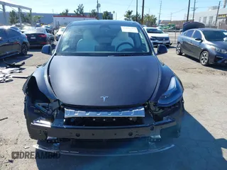 2025 Tesla Model Y Long Range z VIN 7SAYGDED0SF314885, wystawiony jako IAAI lot #41871384 z przebiegiem 1 795 mil mil oraz . Historia ofert i sprzedaży dostępna na DreamBid. Obrazek 13.