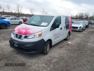 2017 Nissan NV200 S z VIN 3N6CM0KN8HK710792, wystawiony jako IAAI lot #41508625 z przebiegiem 97 277 mil mil oraz . Historia ofert i sprzedaży dostępna na DreamBid. Obrazek 2.