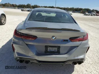 2024 BMW M8 Competition z VIN WBSGV0C02RCN81436, wystawiony jako Copart lot #76872664 z przebiegiem Nie podano mil oraz Nie do naprawy • Non repairable. Historia ofert i sprzedaży dostępna na DreamBid. Obrazek 6.