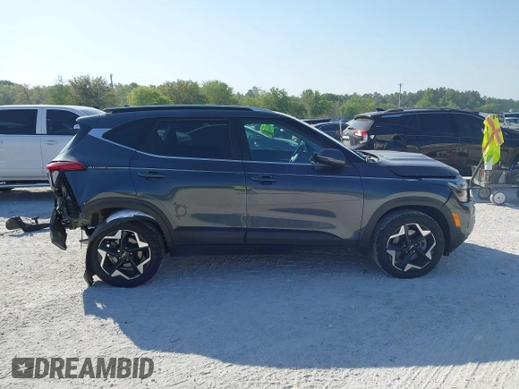 2024 Kia Seltos EX z VIN KNDERCAA8R7600290, wystawiony jako IAAI lot #42059075 z przebiegiem 32 639 mil mil oraz . Historia ofert i sprzedaży dostępna na DreamBid. Obrazek 14.