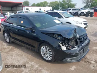 2011 Volkswagen Jetta SEL z VIN 3VWGX7AJ3BM373489, wystawiony jako IAAI lot #42365228 z przebiegiem 129 309 mil mil oraz . Historia ofert i sprzedaży dostępna na DreamBid. Obrazek 1.