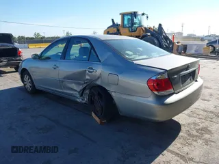 2005 Toyota Camry LE z VIN 4T1BE30K65U543152, wystawiony jako IAAI lot #42183864 z przebiegiem 228 285 mil mil oraz . Historia ofert i sprzedaży dostępna na DreamBid. Obrazek 3.