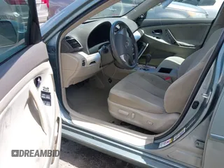 2007 Toyota Camry CE z VIN 4T1BE46K67U694721, wystawiony jako IAAI lot #42196462 z przebiegiem 144 154 mil mil oraz . Historia ofert i sprzedaży dostępna na DreamBid. Obrazek 5.