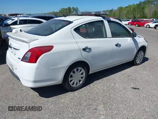 2016 Nissan Versa S z VIN 3N1CN7AP5GL875089, wystawiony jako IAAI lot #41781857 z przebiegiem 39 884 mil mil oraz . Historia ofert i sprzedaży dostępna na DreamBid. Obrazek 4.