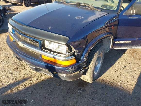 2002 Chevrolet Blazer LS with VIN 1GNCS18W12K127425, listed as a IAAI auction lot 41823290 with 182,949 mi miles. Bid and sale history available at carsss.com. Image 6.
