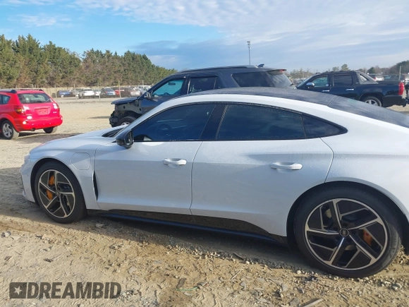 2023 Audi RS e-tron GT z VIN WAUBHBFW5P7903655, wystawiony jako IAAI lot #40952092 z przebiegiem 8 959 mil mil oraz . Historia ofert i sprzedaży dostępna na DreamBid. Obrazek 14.
