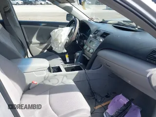 2008 Toyota Camry LE z VIN 4T1BE46K98U764634, wystawiony jako IAAI lot #39122102 z przebiegiem 143 861 mil mil oraz . Historia ofert i sprzedaży dostępna na DreamBid. Obrazek 5.