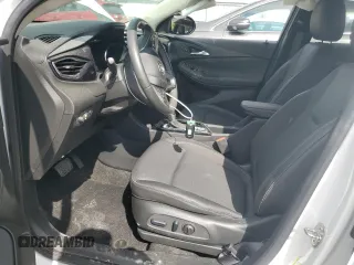 2023 Buick Encore GX Preferred z VIN KL4MMBS22PB101128, wystawiony jako Copart lot #55242915 z przebiegiem 12 120 mil mil oraz Szkoda całkowita • Salvage title. Historia ofert i sprzedaży dostępna na DreamBid. Obrazek 7.