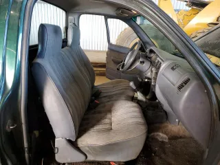 1999 Toyota Tacoma z VIN 4TANL42N6XZ561222, wystawiony jako Copart lot #45721925 z przebiegiem 221 521 mil mil oraz Szkoda całkowita • Salvage title. Historia ofert i sprzedaży dostępna na DreamBid. Obrazek 10.