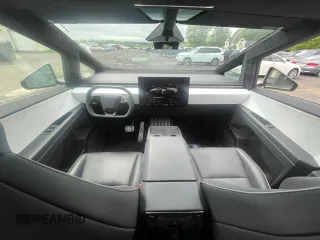 2024 Tesla Cybertruck z VIN 7G2CEHED1RA016631, wystawiony jako Copart lot #57473805 z przebiegiem 5607 mil mil oraz Tytuł czysty. Historia ofert i sprzedaży dostępna na DreamBid. Obrazek 8.