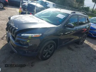 2017 Jeep Cherokee Latitude z VIN 1C4PJMCB6HW556953, wystawiony jako IAAI lot #41177500 z przebiegiem 188 878 mil mil oraz . Historia ofert i sprzedaży dostępna na DreamBid. Obrazek 17.