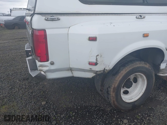1995 Ford F-350 z VIN 1FTJW35G2SEA08715, wystawiony jako IAAI lot #41997319 z przebiegiem 204 657 mil mil oraz . Historia ofert i sprzedaży dostępna na DreamBid. Obrazek 12.