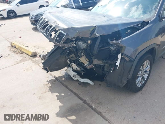 2019 Jeep Cherokee Latitude Plus z VIN 1C4PJLLB2KD333239, wystawiony jako IAAI lot #42144451 z przebiegiem 64 828 mil mil oraz . Historia ofert i sprzedaży dostępna na DreamBid. Obrazek 17.