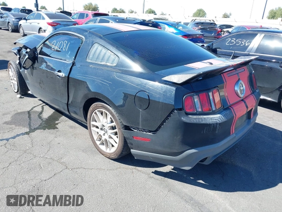 2012 Ford Mustang Premium z VIN 1ZVBP8AM8C5230247, wystawiony jako IAAI lot #41721081 z przebiegiem 118 868 mil mil oraz . Historia ofert i sprzedaży dostępna na DreamBid. Obrazek 3.