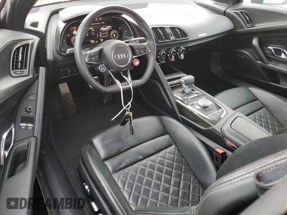 2018 Audi R8 z VIN WUAVACFX8J7900987, wystawiony jako Copart lot #45409684 z przebiegiem 6572 mil mil oraz . Historia ofert i sprzedaży dostępna na DreamBid. Obrazek 8.