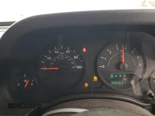 2008 Jeep Wrangler X z VIN 1J4FZ24168L526507, wystawiony jako Copart lot #85711354 z przebiegiem 204 531 mil mil oraz Szkoda całkowita • Salvage title. Historia ofert i sprzedaży dostępna na DreamBid. Obrazek 9.