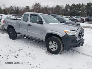 2018 Toyota Tacoma SR z VIN 5TFSX5EN3JX063303, wystawiony jako IAAI lot #41321354 z przebiegiem 88 050 mil mil oraz . Historia ofert i sprzedaży dostępna na DreamBid. Obrazek 1.
