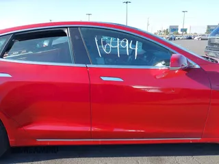 2018 Tesla Model S 75D z VIN 5YJSA1E22JF291433, wystawiony jako IAAI lot #42316194 z przebiegiem 59 143 mil mil oraz . Historia ofert i sprzedaży dostępna na DreamBid. Obrazek 13.