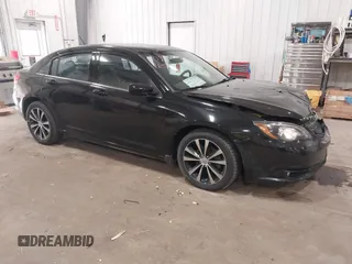 2014 Chrysler 200 Touring z VIN 1C3CCBBG7EN120371, wystawiony jako IAAI lot #40951651 z przebiegiem 86 878 mil mil oraz . Historia ofert i sprzedaży dostępna na DreamBid. Obrazek 1.