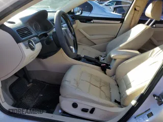 2014 Volkswagen Passat Wolfsburg Edition z VIN 1VWAT7A31EC022556, wystawiony jako Copart lot #85872424 z przebiegiem 138 363 mil mil oraz Czysty tytuł • Clean title. Historia ofert i sprzedaży dostępna na DreamBid. Obrazek 7.