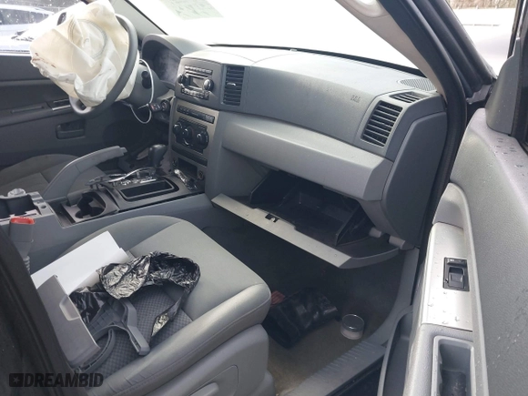 2005 Jeep Grand Cherokee Laredo with VIN 1J4GS48K85C709829, listed as a IAAI auction lot 41200259 with 1 mi miles. Bid and sale history available at carsss.com. Image 5.