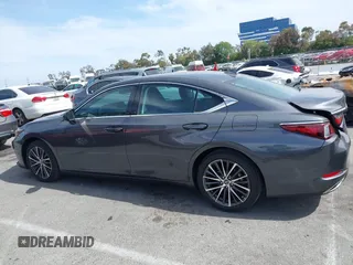 2022 Lexus ES 350 z VIN 58ADZ1B1XNU121500, wystawiony jako IAAI lot #42238205 z przebiegiem 20 330 mil mil oraz . Historia ofert i sprzedaży dostępna na DreamBid. Obrazek 14.
