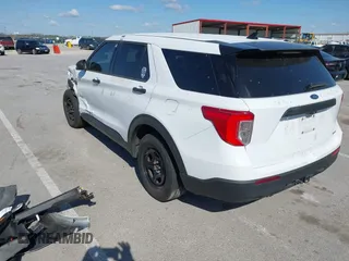 2020 Ford Police Interceptor Utility z VIN 1FM5K8AB0LGD09716, wystawiony jako IAAI lot #42054545 z przebiegiem 106 253 mil mil oraz . Historia ofert i sprzedaży dostępna na DreamBid. Obrazek 3.