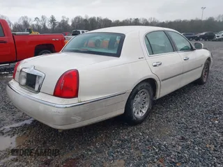 1999 Lincoln Town Car Signature z VIN 1LNHM82WXXY673201, wystawiony jako IAAI lot #41257677 z przebiegiem Nie podano mil oraz . Historia ofert i sprzedaży dostępna na DreamBid. Obrazek 4.