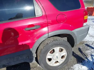 2001 Ford Escape XLT with VIN 1FMYU04131KB51488, listed as a IAAI auction lot 41363166 with 327,580 mi miles. Bid and sale history available at carsss.com. Image 19.