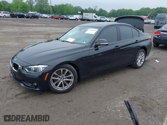 2018 BMW 3 Series 320i xDrive z VIN WBA8E5G59JNU46619, wystawiony jako IAAI lot #42279952 z przebiegiem 44 929 mil mil oraz . Historia ofert i sprzedaży dostępna na DreamBid. Obrazek 2.