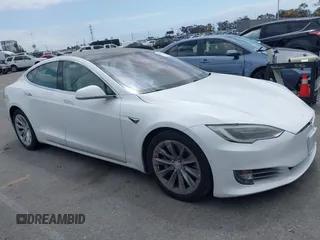 2018 Tesla Model S 75D z VIN 5YJSA1E28JF247985, wystawiony jako IAAI lot #42116586 z przebiegiem 102 062 mil mil oraz . Historia ofert i sprzedaży dostępna na DreamBid. Obrazek 13.