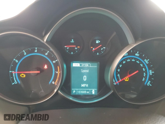 2015 Chevrolet Cruze LS z VIN 1G1PA5SG2F7119146, wystawiony jako Copart lot #55622605 z przebiegiem 133 688 mil mil oraz Szkoda całkowita • Salvage title. Historia ofert i sprzedaży dostępna na DreamBid. Obrazek 9.