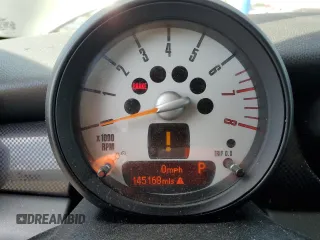 2011 MINI Hardtop S z VIN WMWSV3C50BTY11900, wystawiony jako Copart lot #58225085 z przebiegiem 145 168 mil mil oraz Tytuł czysty. Historia ofert i sprzedaży dostępna na DreamBid. Obrazek 9.